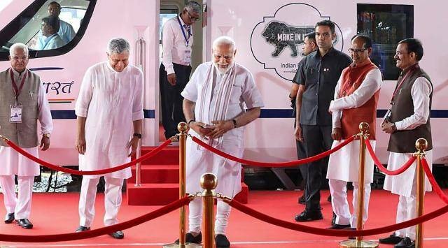प्रधानमंत्री नरेंद्र मोदी ने मंगलवार को देश को पांच वंदे भारत (Vande Bharat) ट्रेन की सौगात दी