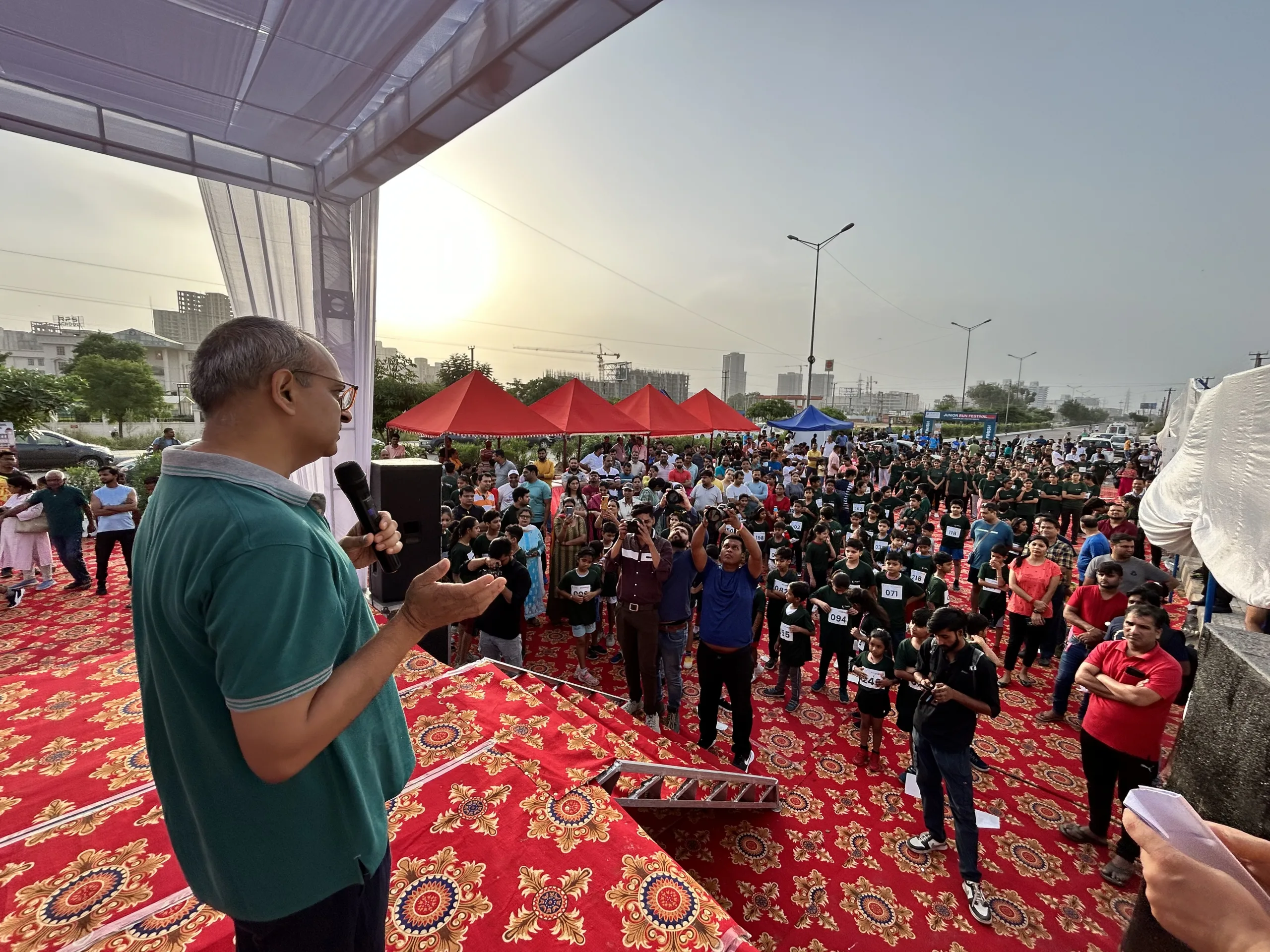 जूनियर रन मैराथन का आयोजन निगम आयुक्त ने झंडी दिखाकर किया रवाना