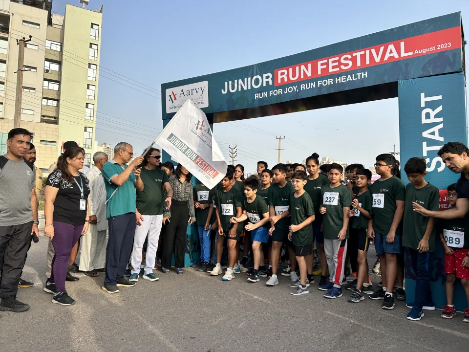 जूनियर रन मैराथन का आयोजन निगम आयुक्त ने झंडी दिखाकर किया रवाना