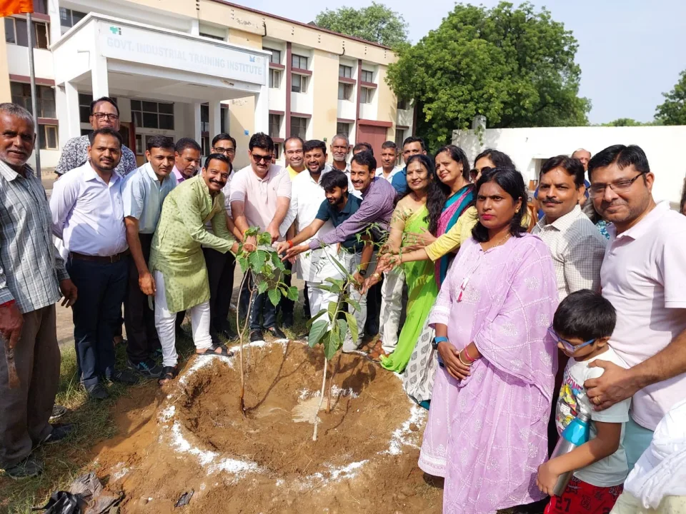 पौधों को परिवार का सदस्य समझकर पालन करें: नवीन गोयल