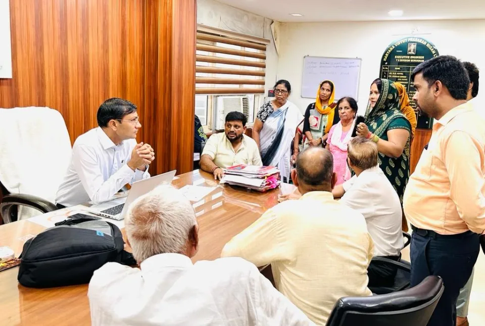 गुरुग्राम के पटेल नगर से 66केवी की लाइन हटाने के लिए लोगों के साथ एक्सईएन से मुलाकात करते पर्यावरण संरक्षण विभाग भाजपा हरियाणा प्रमुख नवीन गोयल।
