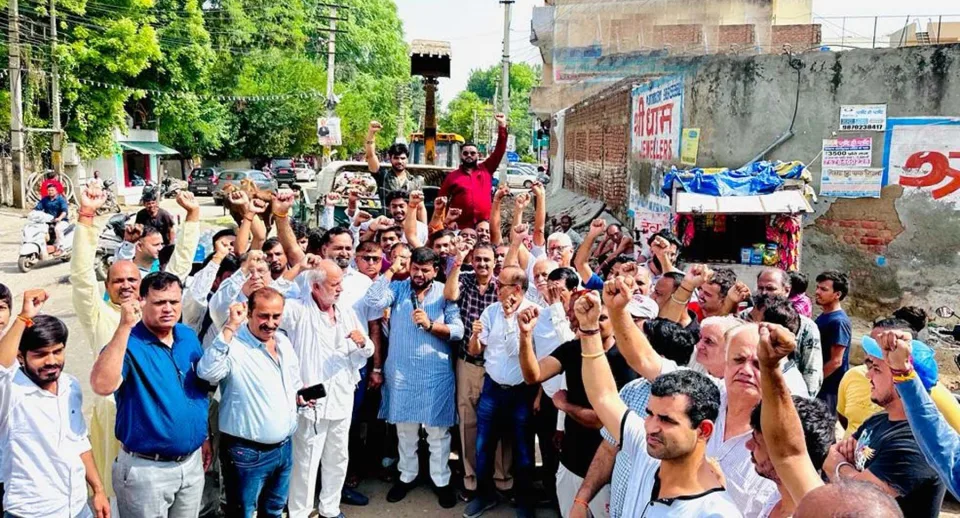 रक्षाबंधन की सुबह नवीन गोयल ने प्रताप नगर के अवैध कूड़ा घर से उठवाई गंदगी