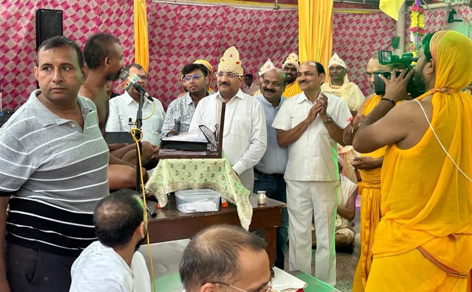 जैन बारादरी में विधायक सुधीर सिंगला ने जैन संतों से लिया आशीर्वाद