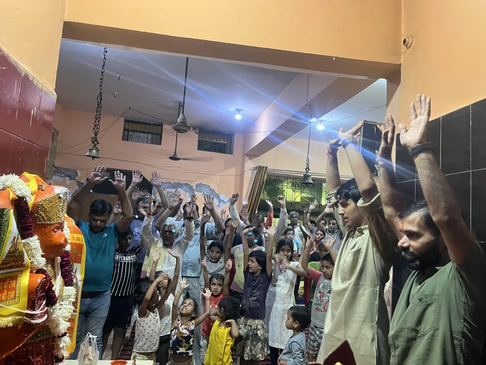 श्रीराम सोसाइटी लक्ष्मण विहार स्थित श्री शक्ति मंदिर प्रांगण में उन्नीसवें मंगलवार हुआ सामूहिक हनुमान चालीसा पाठ