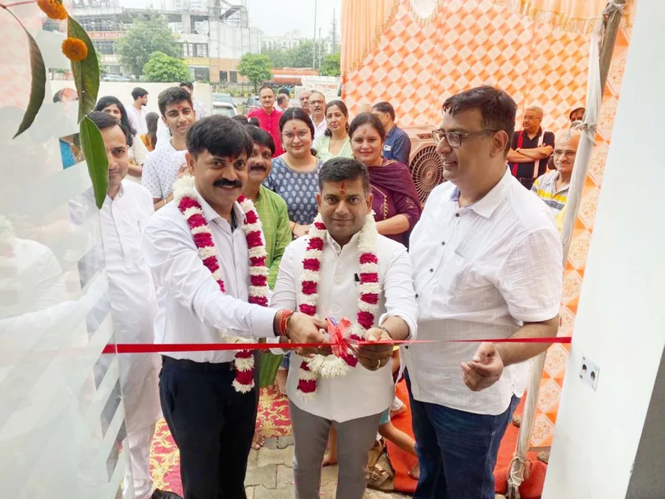 फोटो: गुरुग्राम के सेक्टर-83 में फिजियोथेरेपी सेंटर का उद्घाटन करते डा. डीपी गोयल।