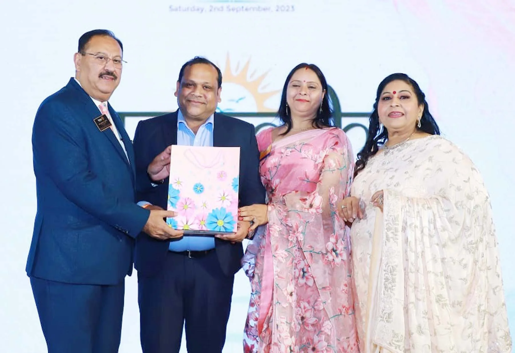 रोटरी डिस्ट्रिक्ट 3011 की नवनियुक्त प्रेसिडेंट वंदना गजेंद्र गुप्ता को शुभकामनाएं देते क्लब के अन्य सदस्य व पदाधिकारी।