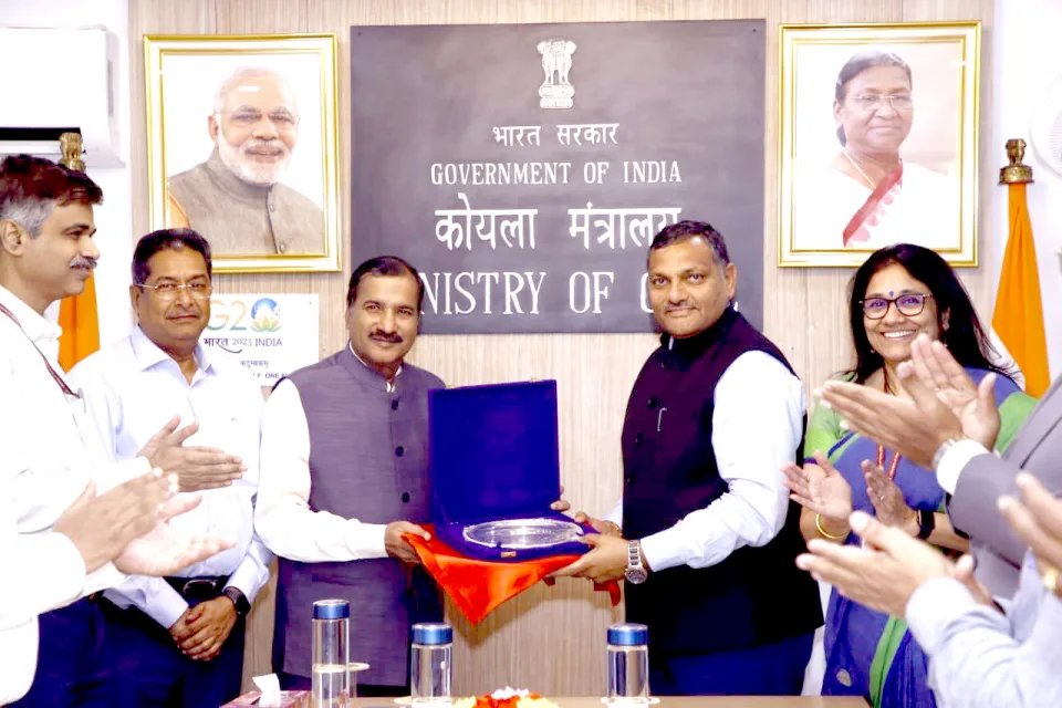स्वच्छता को बढ़ावा देने हेतु वर्ष 2023 के लिए वेकोलि के अध्यक्ष-सह-प्रबंध निदेशक श्री मनोज कुमार को स्वच्छता पखवाड़ा अवार्ड’ से सम्मानित