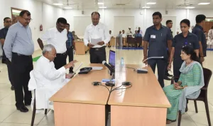 मुख्यमंत्री नीतीश कुमार ने सोमवार को 4 देशरत्न मार्ग स्थित मुख्यमंत्री सचिवालय परिसर में आयोजित 'जनता के दरबार में मुख्यमंत्री' कार्यक्रम में राज्य के विभिन्न जिलों से आये 51 लोगों की समस्याएं सुनीं और संबंधित विभागों के अधिकारियों को समाधान के लिए त्वरित कार्रवाई के निर्देश दिए।
