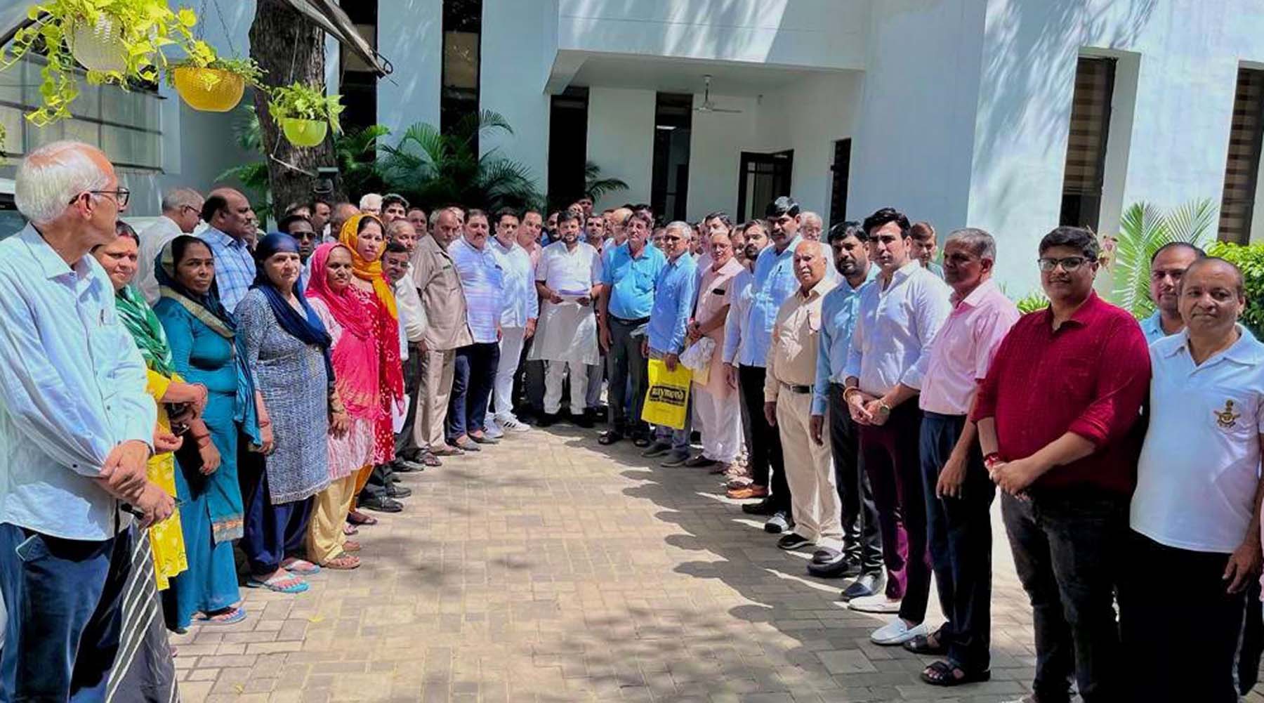 शहर की 14 कालोनियों की समस्याओं को लेकर निगमायुक्त से मिले नवीन गोयल