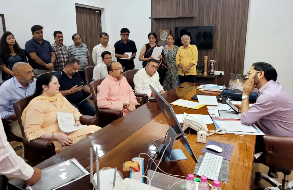 विभिन्न क्षेत्रों के मौजिज लोगों को लेकर निगमायुक्त से मिले विधायक सुधीर सिंगला