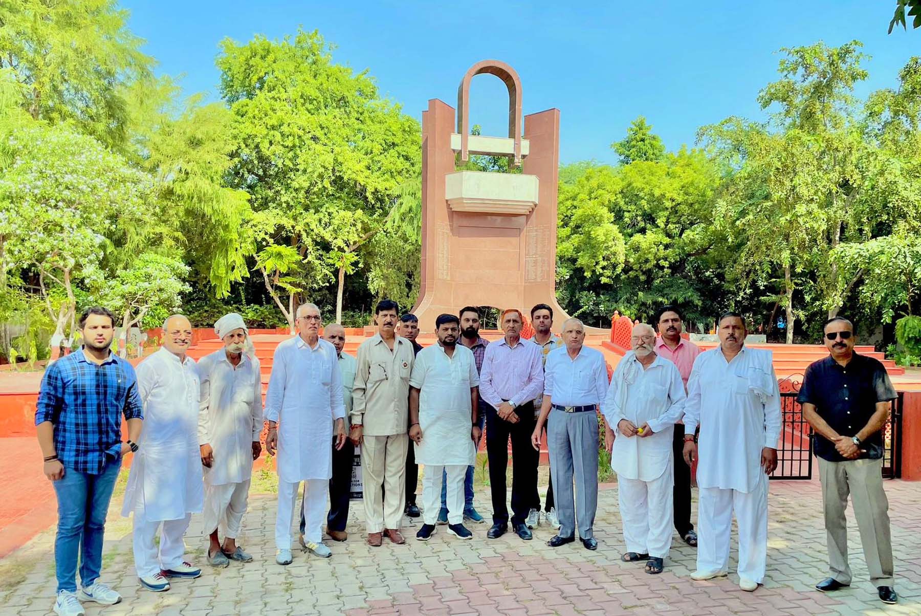 स्वतंत्रता सेनानी उत्तराधिकारी समिति की ओर से स्वतंत्रता सेनानी हॉल परिसर में बैठक के दौरान मौजूद नवीन गोयल व स्वतंत्रता सेनानी उत्तराधिकारी समिति के पदाधिकारी