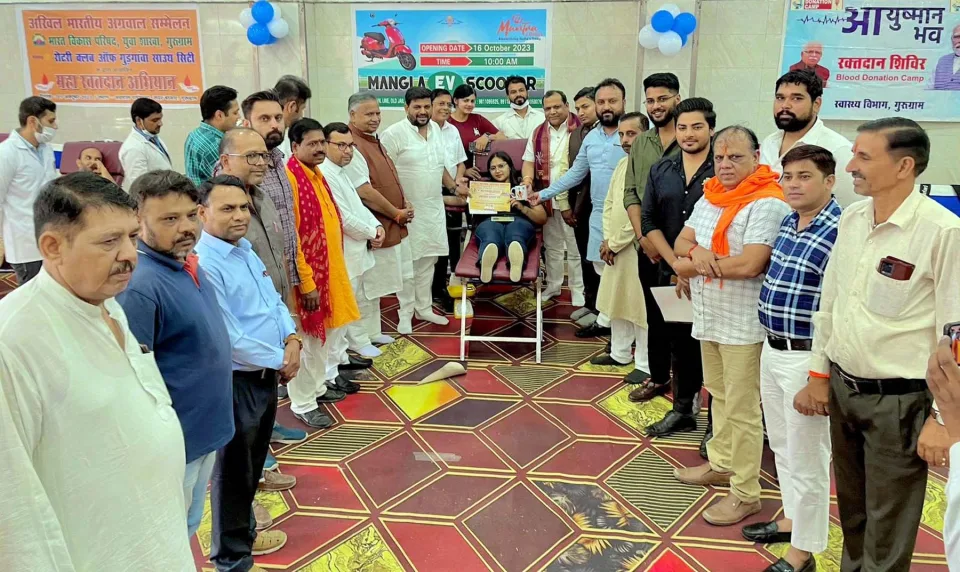 अग्रवाल भवन में भगवान श्री अग्रसेन जी महाराज के 5177वें जन्मोत्सव के उपलक्ष्य एवं समाजसेवी डॉ. गजेन्द्र गुप्ता के जन्मदिन पर रक्त दान शिविर में रक्त दाताओं को सम्मानित करते अतिथि।