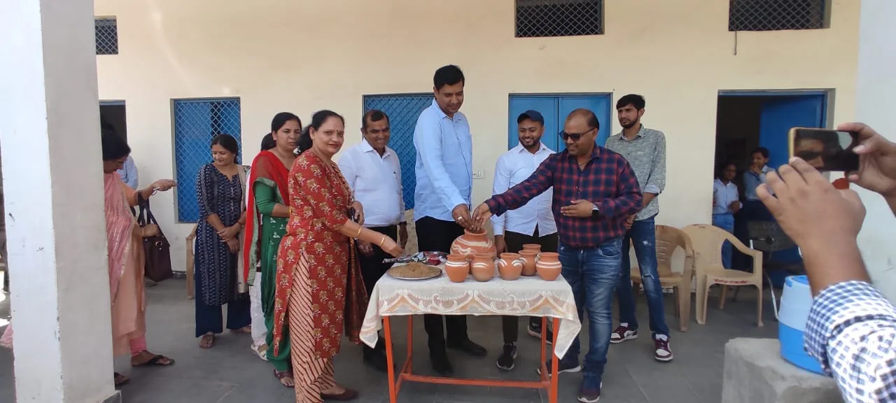 निगम अधिकारियों ने एकत्रित किए मिट्टी व चावल