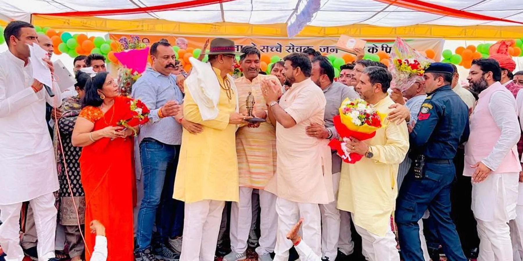 भाजपा प्रदेश अध्यक्ष ओमप्रकाश धनखड़ के जन्मदिन पर उन्हें स्मृति चिन्ह के रूप में स्टेच्यू ऑफ यूनिटी का प्रतीक चिन्ह भेंट करते नवीन गोयल