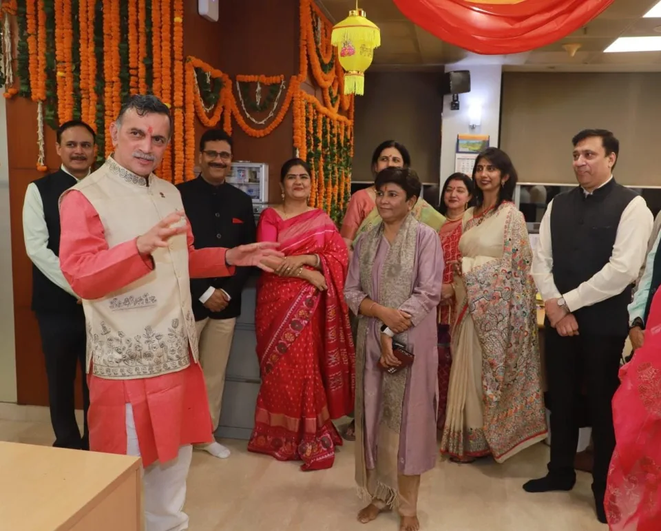 Chairman , India Oil celebrated Diwali with the IndianOil family