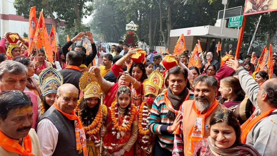 अयोध्या में राम मंदिर की प्राण प्रतिष्ठा समारोह का न्यौता देने को शहर में निकली अक्षत शोभा यात्रा