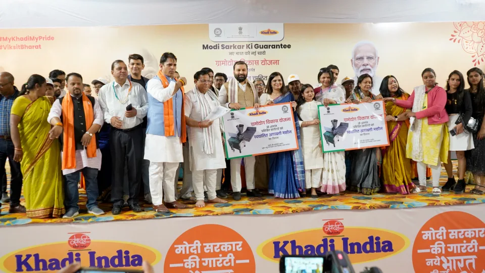 Under the leadership of Hon’ble Prime Minister, Distribution of 100 bee boxes to 10 beneficiaries and electric potter’s wheels to 40 artisans. 