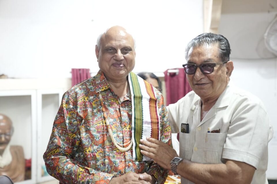 PR Society Delhi Veteran   Shri Umesh Mehta Felicitated at Indore Book Launch