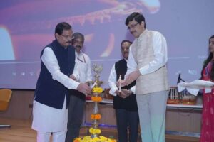अपने सम्बोधन में माननीय श्री श्रीपाद येसो नाइक, राज्यमंत्री विद्युत, नवीन और नवीकरणीय ऊर्जा ने कहा कि “हमारे विशाल राष्ट्र में अनेक प्रांत हैं। उनकी अलग-अलग भाषाएं और बोलियां हैं, लेकिन हिंदी एक ऐसी सर्वसामान्य भाषा है जो विशाल भारत के बहुत बड़े हिस्से में बोली जाने के कारण जनसामान्य की संपर्क भाषा रही है। भारत की एकता और अखंडता में हिंदी का महत्वपूर्ण योगदान है। देश के नीति निर्धारकों ने हिंदी की व्यापकता, स्वच्छता, सरलता और लिपि की वैज्ञानिकता को ध्यान में रखते हुए इसे संघ की राजभाषा का गौरव प्रदान किया है। उन्होंने कहा कि हमारा मंत्रालय अधीनस्थ उपक्रमों और विभागों में संघ की राजभाषा के रूप में हिंदी के विकास के नित नए सोपान सृजित कर रहा है। हिंदी विभिन्न जनसंचार माध्यमों की भाषा है। हिंदी जन-जन की भाषा है। हिंदी राष्ट्र की चेतना की भाषा है। यह जन-जन को जागृत करने में महत्वपूर्ण भूमिका निभा रही है। वर्तमान परिवेश में हिंदी का निरंतर विस्तार हो रहा है और इसकी पहचान विश्व के अनेक देशों में बढ़ रही है। आइए राष्ट्रीय अनुराग की भावना से हम सब मिलकर विद्युत मंत्रालय और इसके उपक्रमों तथा संस्थानों में राजभाषा हिंदी के प्रति अपने दायित्व बोध का निर्वाह करें और राजभाषा हिंदी के प्रयोग को सतत गतिशील करने की दिशा में अभिनव पहल करते हुए उत्साह और प्रेरणा का वातावरण बनाए रखें।" सम्मेलन के दौरान विद्युत क्षेत्र में संघ की राजभाषा नीति के क्रियान्वयन और प्रचार-प्रसार पर आधारित एक लघु फिल्म का प्रसारण भी किया गया जो विद्युत मंत्रालय एवं इसके नियंत्रणाधीन सभी उपक्रमों एवं कार्यालयों में पिछले एक वर्ष के दौरान हुई उपलब्धियों एवं राजभाषा संबंधी अभिनव पहलों पर केन्द्रित थी। सम्मेलन के द्वितीय सत्र में डॉ. जय प्रकाश कर्दम, सुप्रसिद्ध साहित्यकार एवं पूर्व निदेशक, केंद्रीय हिंदी प्रशिक्षण संस्थान, डॉ. गंगा सहाय मीणा, एसोशिएट प्रोफेसर (अनुवाद अध्ययन), जेएनयू तथा तृतीय सत्र में डॉ. पूरन चन्द टंडन, पूर्व प्रोफेसर (हिंदी), दिल्ली विश्वविद्यालय ने राजभाषा के विभिन्न आयामों पर महत्त्वपूर्ण व्याख्यान दिया। सम्मेलन के अंतिम सत्र में प्रसिद्ध हास्य कवि श्री राजेश चेतन ने अपनी हास्य कविताओं से सभी प्रतिभागियों को सराबोर कर दिया। इस अखिल भारतीय राजभाषा सम्मेलन में विद्युत मंत्रालय और इसके अधीन एनटीपीसी, आरईसी, पीएफसी, एनएचपीसी, पावरग्रिड, ग्रिड इंडिया, एनपीटीआई, टीएचडीसी, डीवीसी, सीईए, नीपको, बीबीएमबी, एसजेवीएनएल, बीईई, ईईएसएल, सीपीआरआई औरसीईआरसी कार्यालयों से लगभग 300 प्रतिभागियों ने भाग लिया।