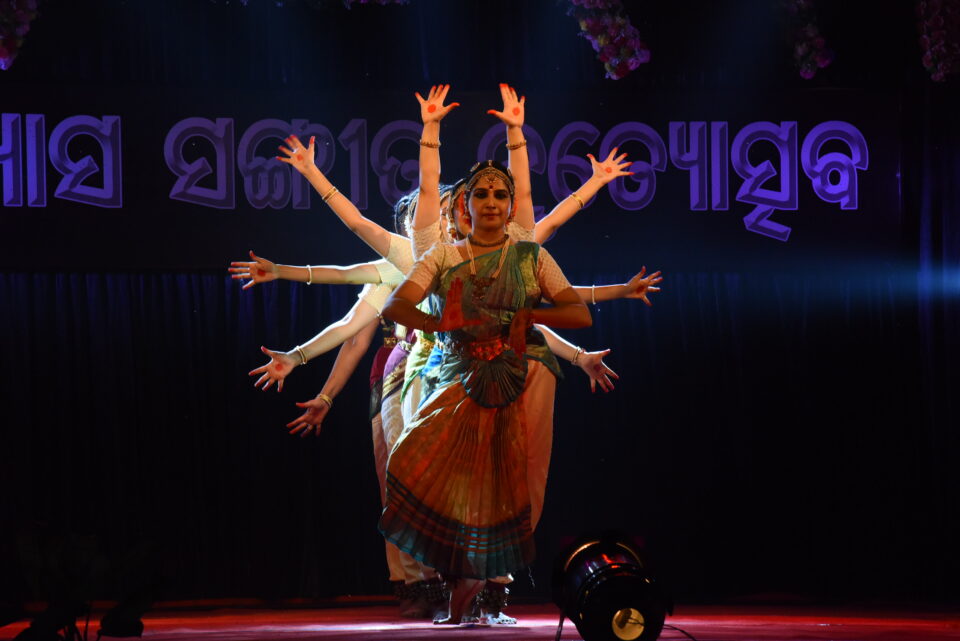 Mellifluous performance in the 2nd Evening of 27th Vedvyas Sangeet Nrutyotsav-2024 enthralls audience