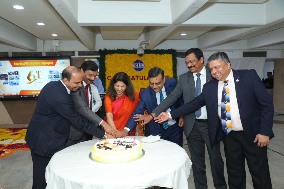 EIL organised the Long Service Award function