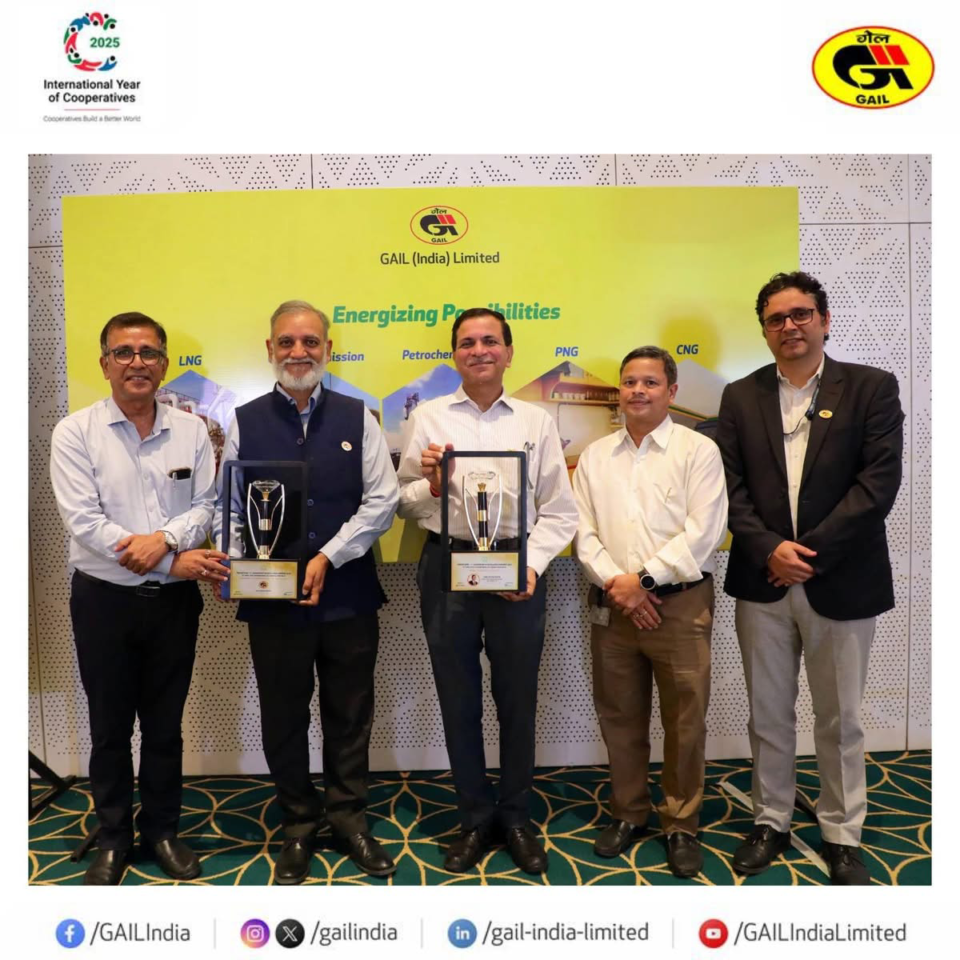 Shri Ayush Gupta Director (HR) GAIL received the award for Community Health Initiatives