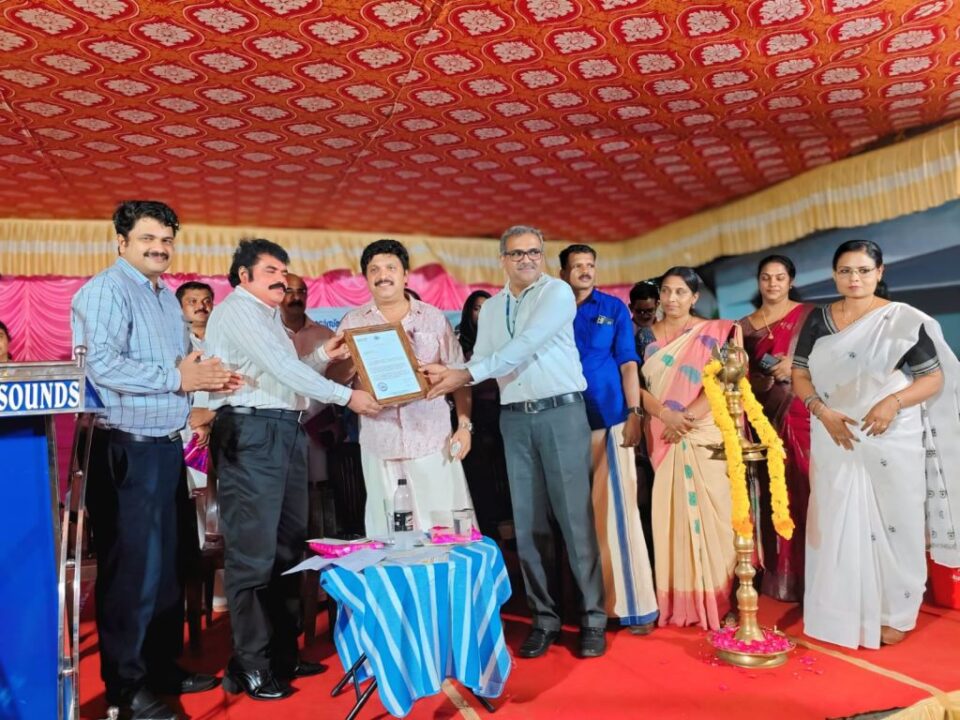 Muthoottu Mini Financiers Sponsors 2600 Dustbins to KSRTC