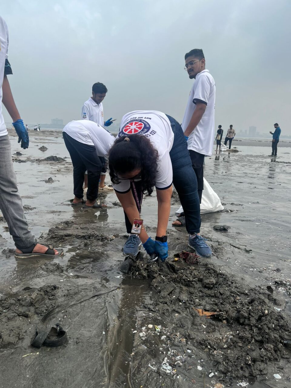 Vivekanand Education Society conducted a Beach Clean-Up Drive at Dadar Chowpatty in collaboration with Project Mumbai's Jallosh initiative and Indian Green Building Council