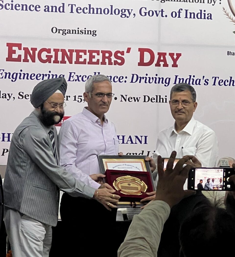 DMRC'S DIRECTOR (PROJECT AND PLANNING) SH. RAJIV DHANKHER HONOURED WITH EMINENT ENGINEER'S AWARD