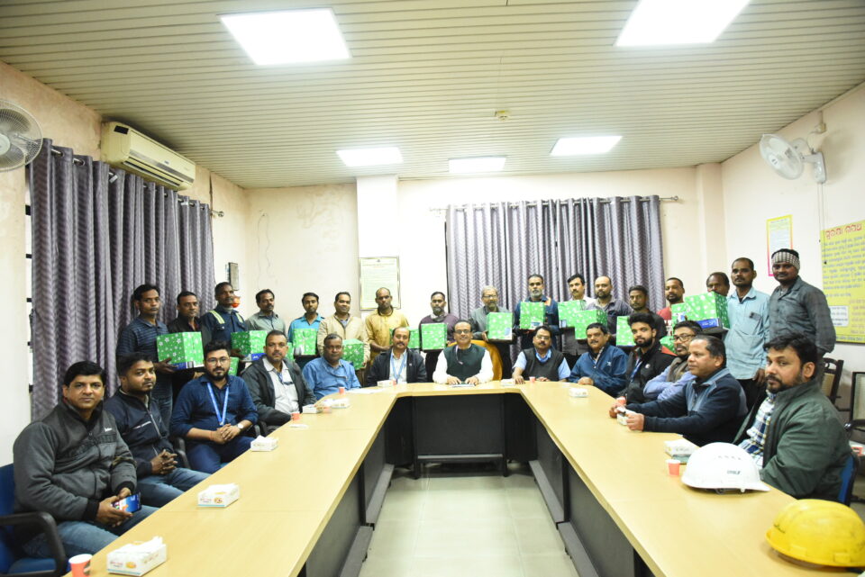 Contract labour awarded under Instant Recognition Scheme at Sintering Plant III