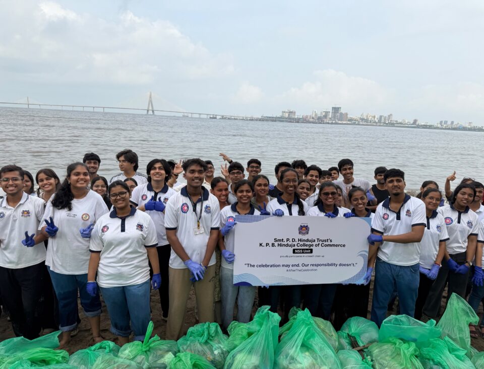 Hinduja College Dadar Chowpatty beach clean-up drive